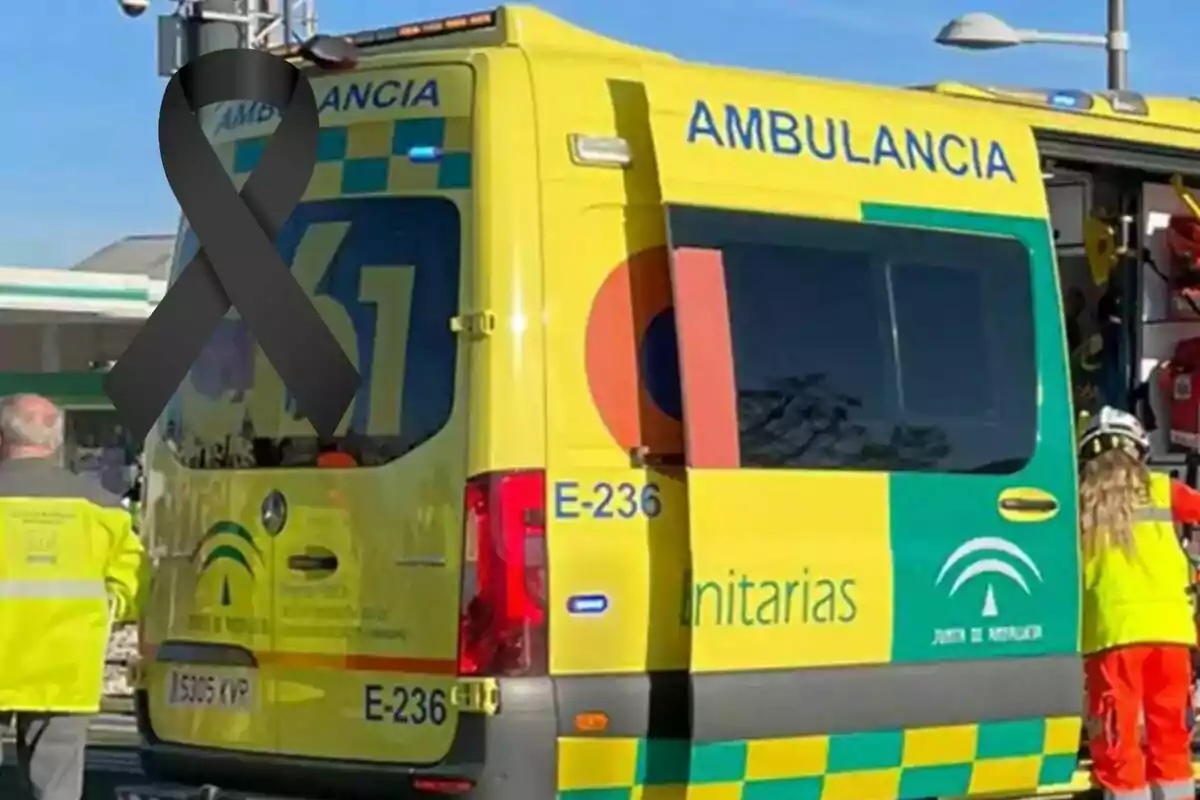 Una ambulància de la Junta d'Andalusia i un llaç negre en senyal de dol
