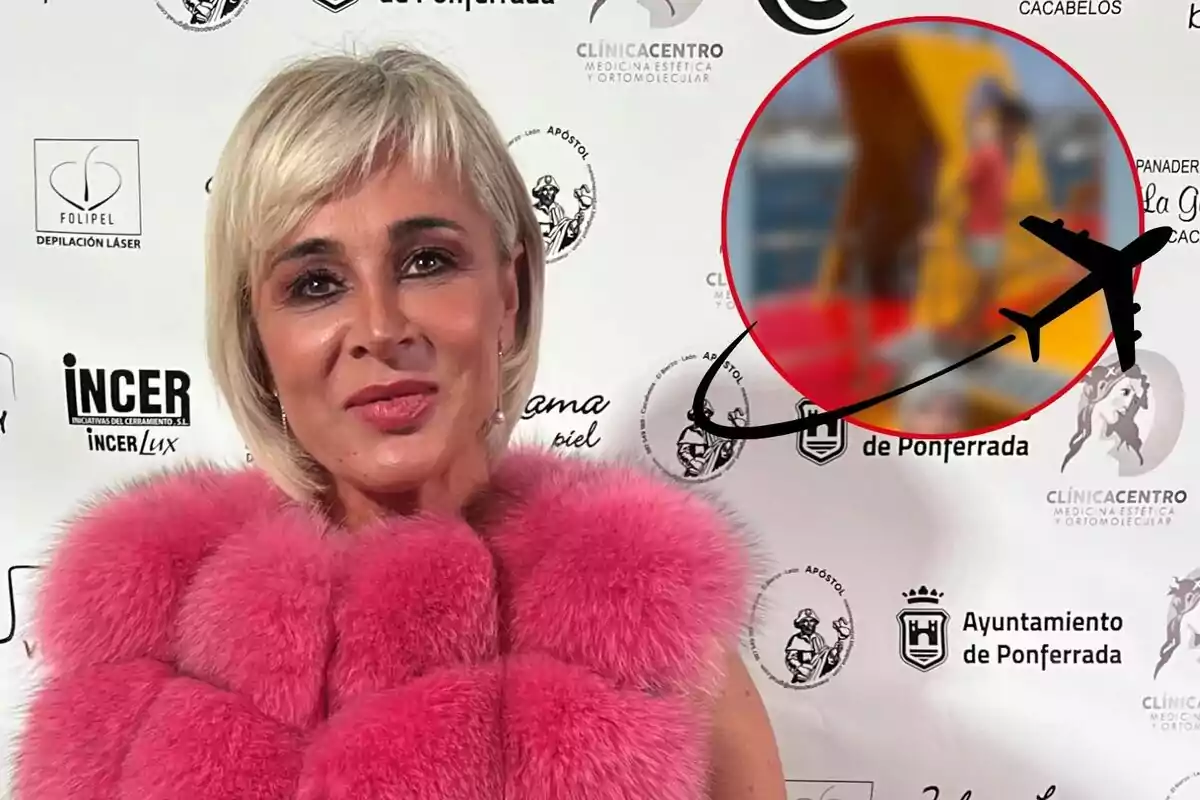 Ana María Aldón amb abric de pell rosa posant davant un fons amb logotips de patrocinadors i un cercle amb una imatge borrosa i un avió.