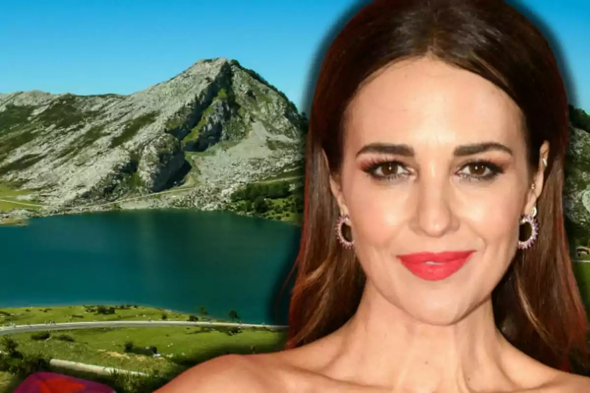 Paula Echevarría amb llavis vermells en primer pla amb un llac i muntanyes al fons sota un cel blau