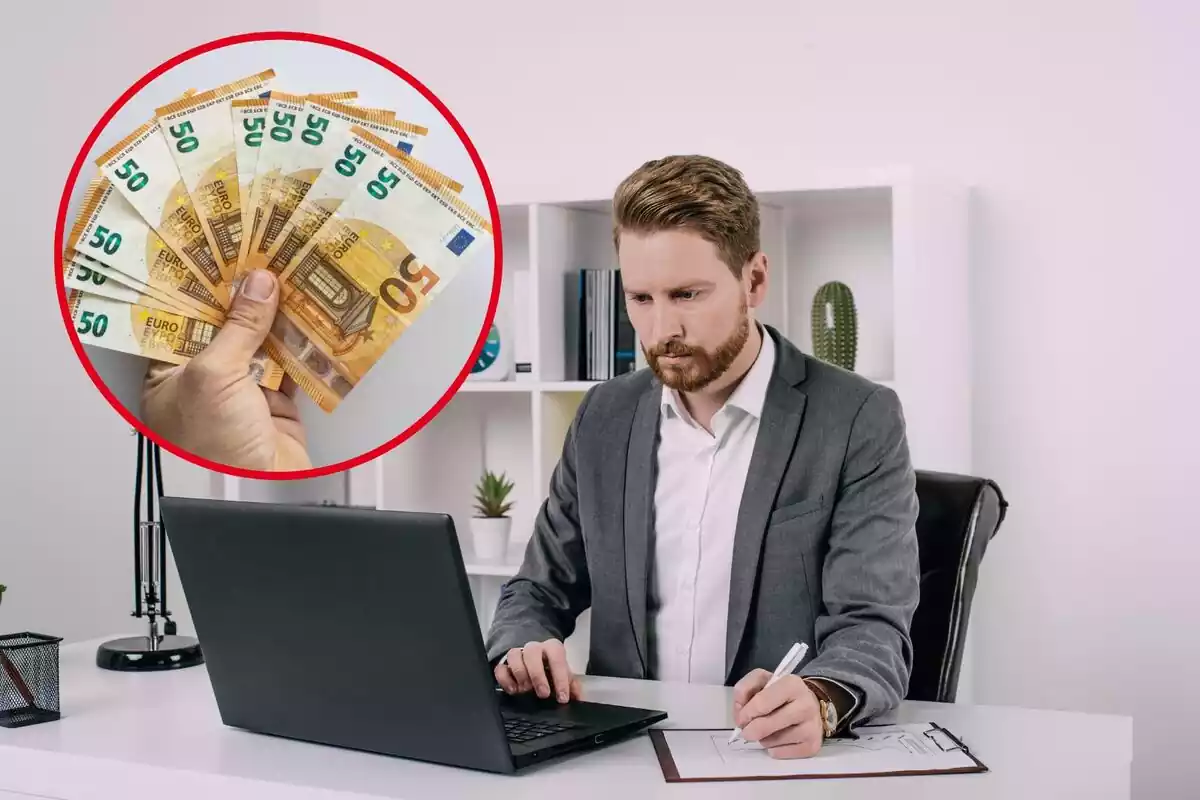 Un home treballa davant de l'ordinador i apunta en un paper, i al cercle, bitllets de 50 euros