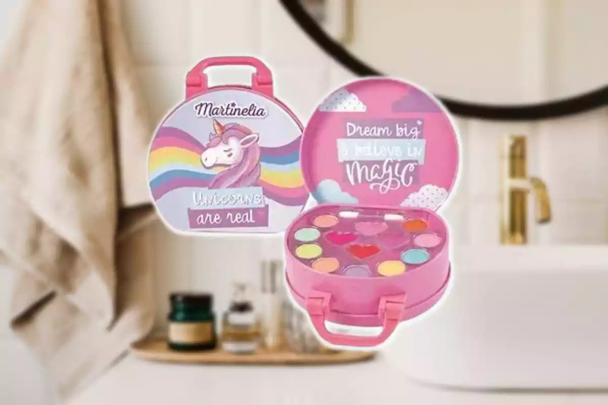 Muntatge amb la pica d'un bany de fons i l'estoig de maquillatge 'Unicorns are real' de la marca Martinelia