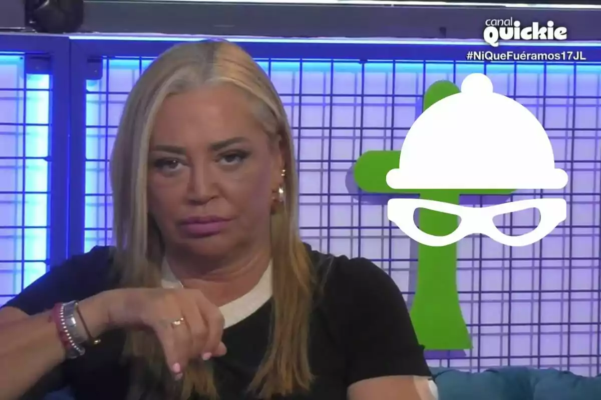 Belén Esteban amb cabell ros i expressió seriosa, asseguda davant d'un fons amb llums blaves i una figura verda, amb un logotip d'un canal de televisió i un hashtag a la cantonada superior dreta.