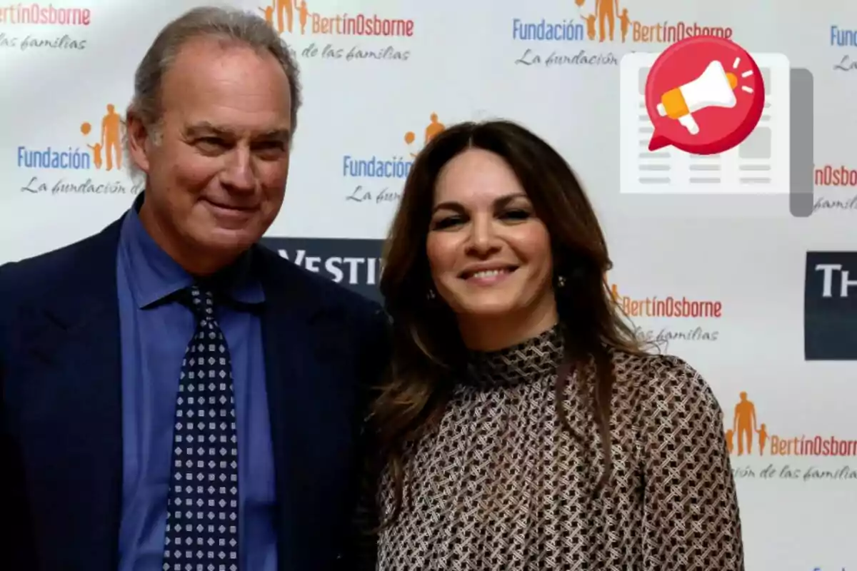 Bertín Osborne i Fabiola Martínez posen juntes davant d'un fons amb logotips d'una fundació.