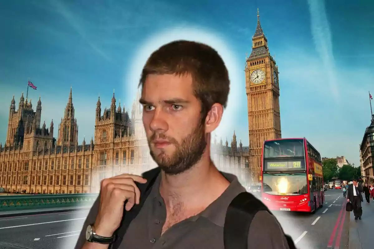 Juan Urdangarin amb barba i motxilla apareix en primer pla amb el Palau de Westminster i el Big Ben de Londres al fons, amb un autobús vermell de dos pisos.