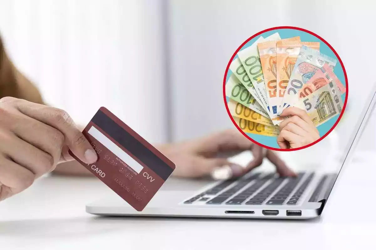 Muntatge duna persona en un ordinador amb una targeta de crèdit i un marc de fotos amb diners