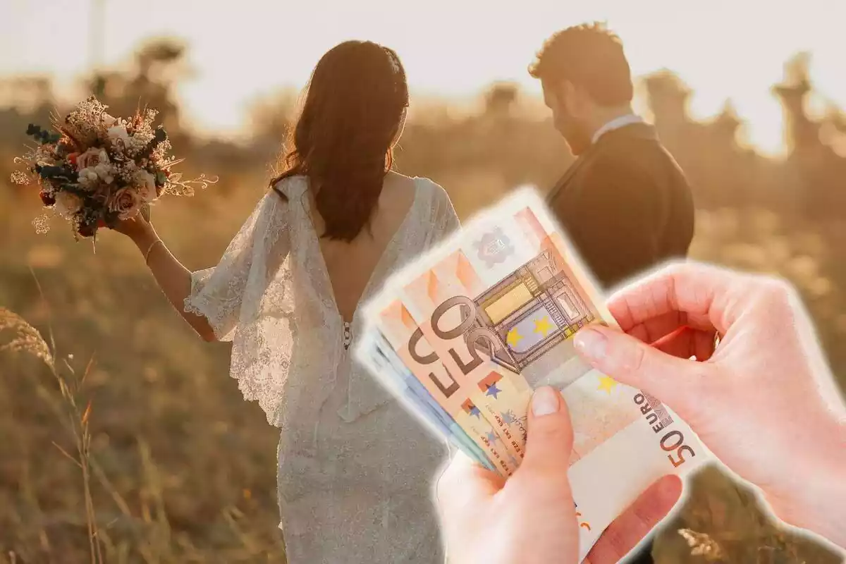 Muntatge amb una imatge de dos nuvis vestits de casament i unes mans amb bitllets d'euro