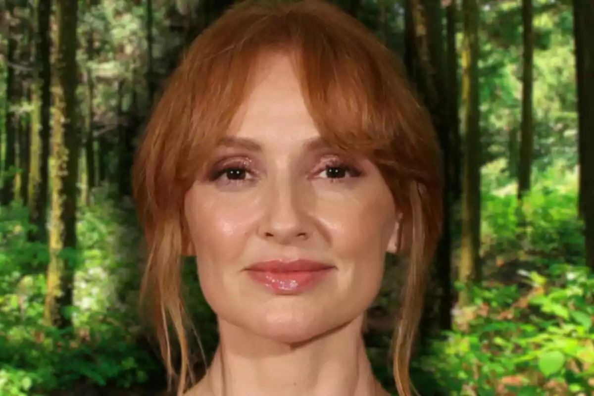 Cristina Castaño amb un fons de bosc verd.