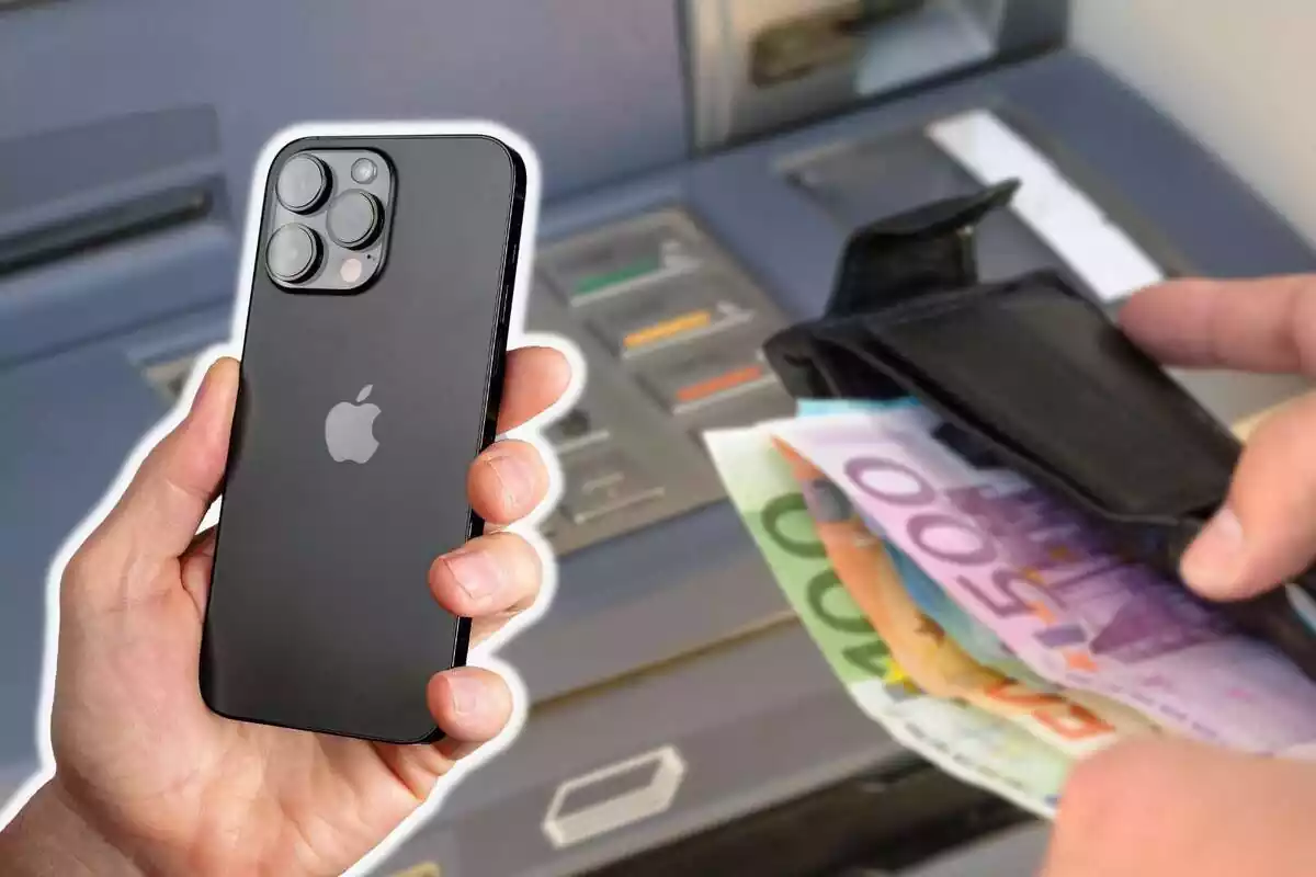 Muntatge amb un caixer automàtic i una cartera amb bitllets d'euro de fons i una mà agafant un iPhone