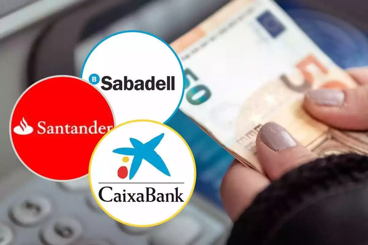 Muntatge amb una mà amb bitllets d'euro en un caixer automàtic i tres cercles amb els logos de Banc Sabadell, Banco Santander i CaixaBank