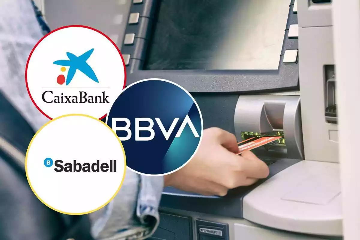 Muntatge d´un caixer automàtic i els logos de CaixaBank. BBVA i el banc Sabadell