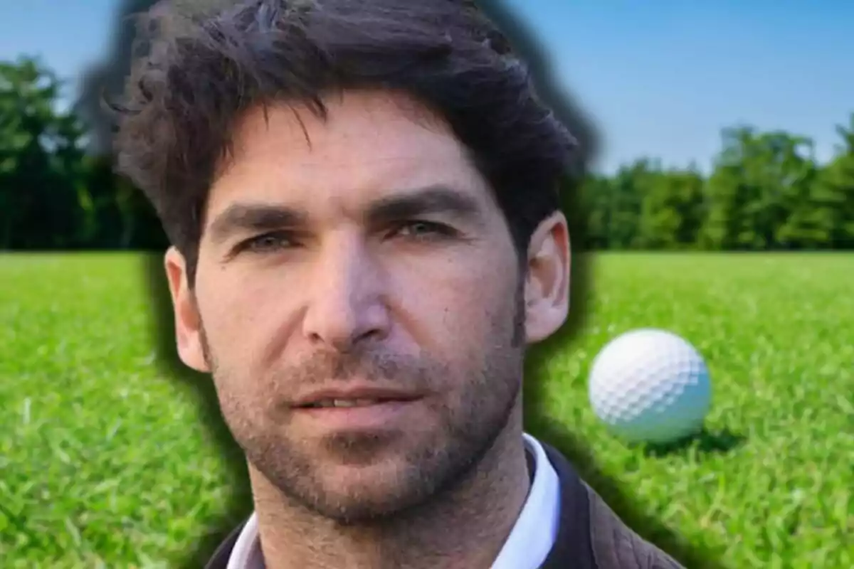 Cayetano Rivera en primer pla amb un camp de golf i una pilota de golf al fons.