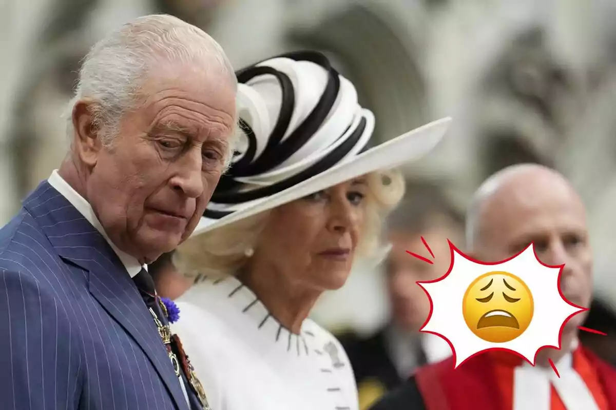 Carles III i la reina Camila elegantment vestits amb expressions serioses i un emoji de cara preocupada en primer pla
