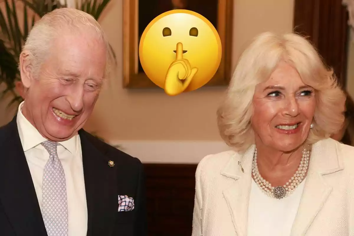 Muntatge de Carles III rient amb vestit negre i la reina Camila amb una jaqueta blanca i un emoji de silenci.