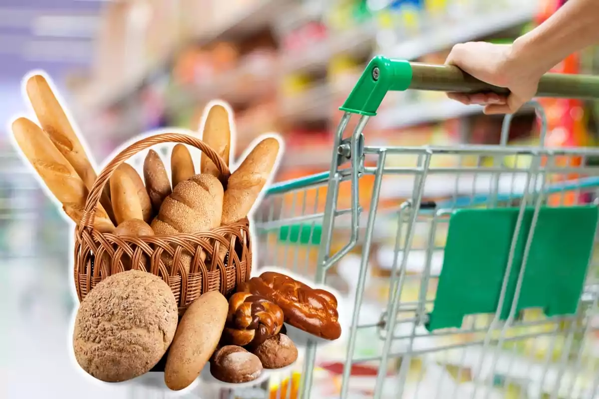 Muntatge amb un carret al passadís d'un supermercat i una cistella amb diverses barres de pa diferents