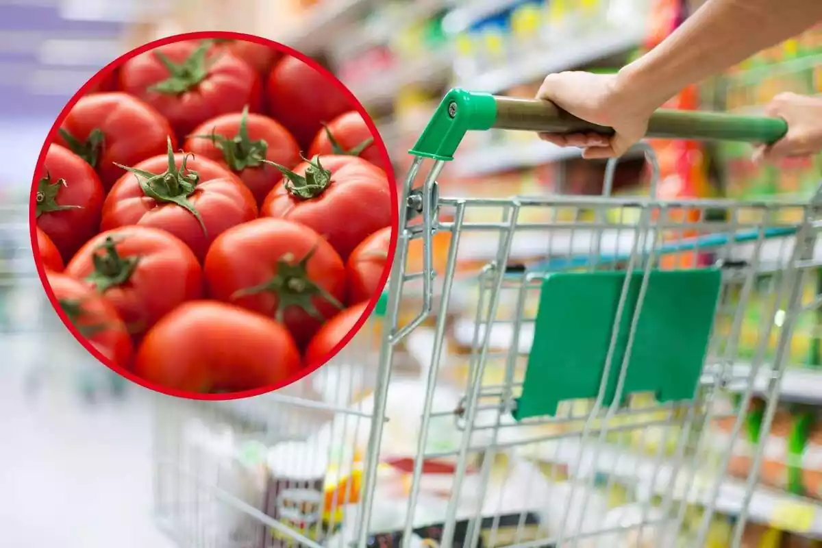 Muntatge amb un carret al passadís d'un supermercat i un cercle amb diversos tomàquets amuntegats