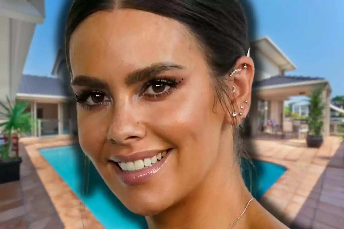 Cristina Pedroche somrient amb diversos pírcings a l’orella davant d’una casa moderna amb piscina