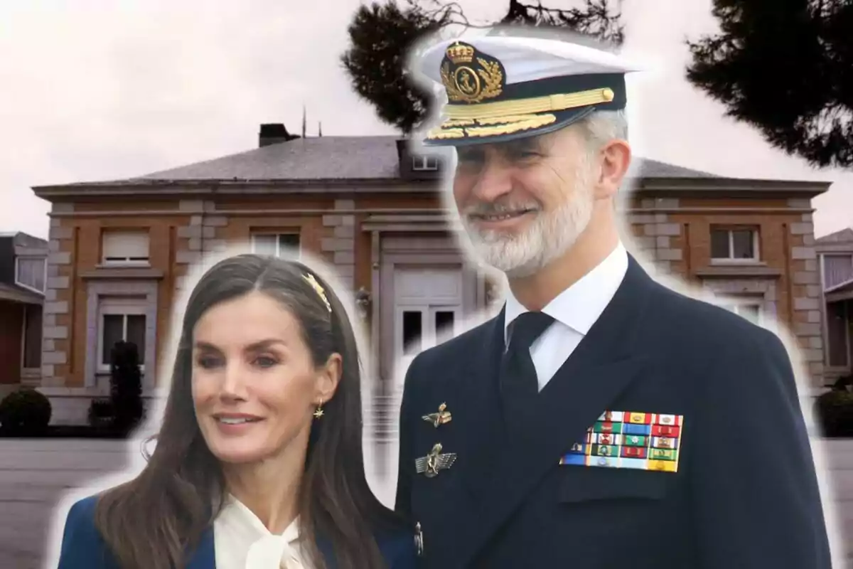 La reina Letícia i Felip VI somrient davant d'un edifici elegant amb un home en uniforme naval i una dona amb cabell llarg i solt.