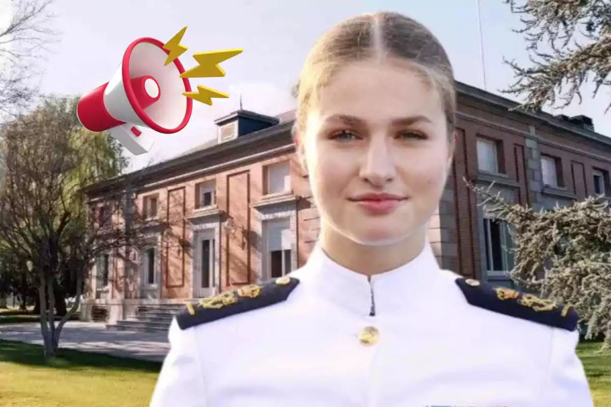 Leonor amb uniforme militar blanc davant d’un edifici de maó amb un megàfon il·lustrat a la cantonada superior esquerra