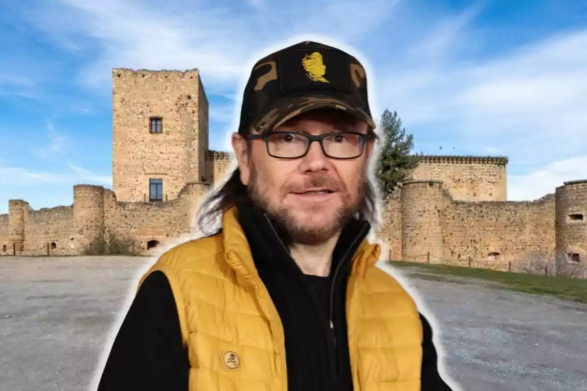 Santiago Segura amb gorra davant d'un castell de pedra.