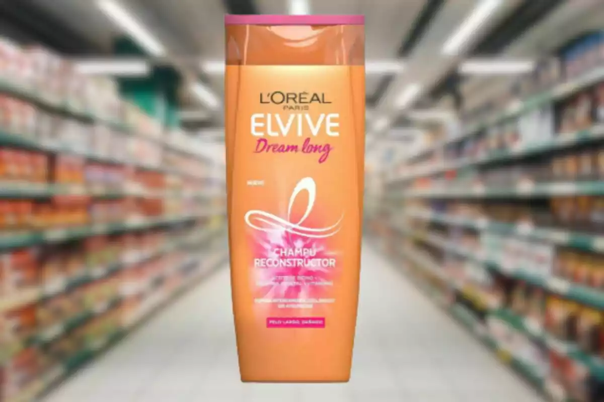 Botella de champú L'Oréal Paris Elvive Dream Long en un pasillo de supermercado. Botella de champú L'Oréal Paris Elvive Dream Long en un pasillo de supermercado.