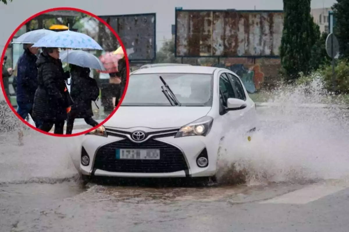 Un cotxe circula sobre un toll, i al cercle, gent amb paraigua