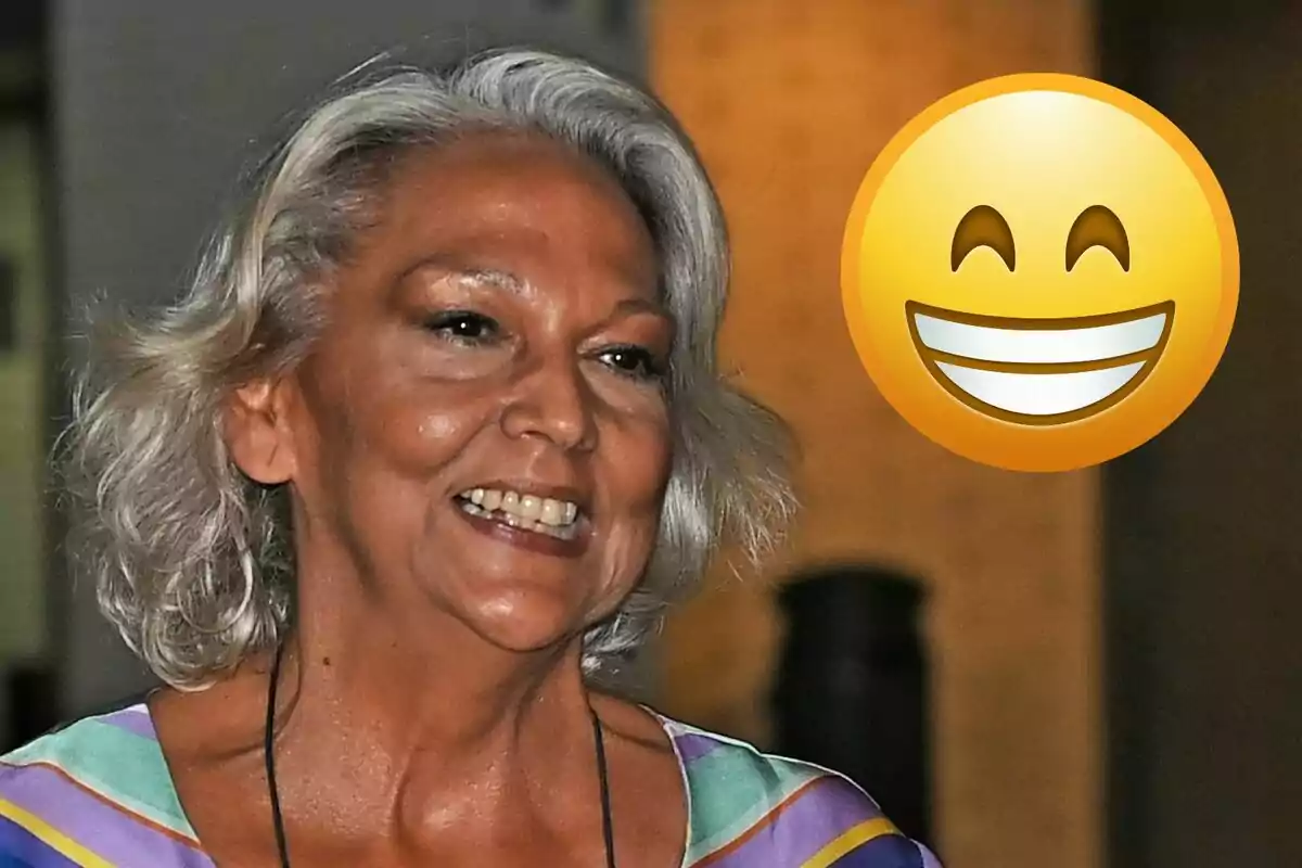 Charo Vega somrient amb un emoji de somriure gran al costat.