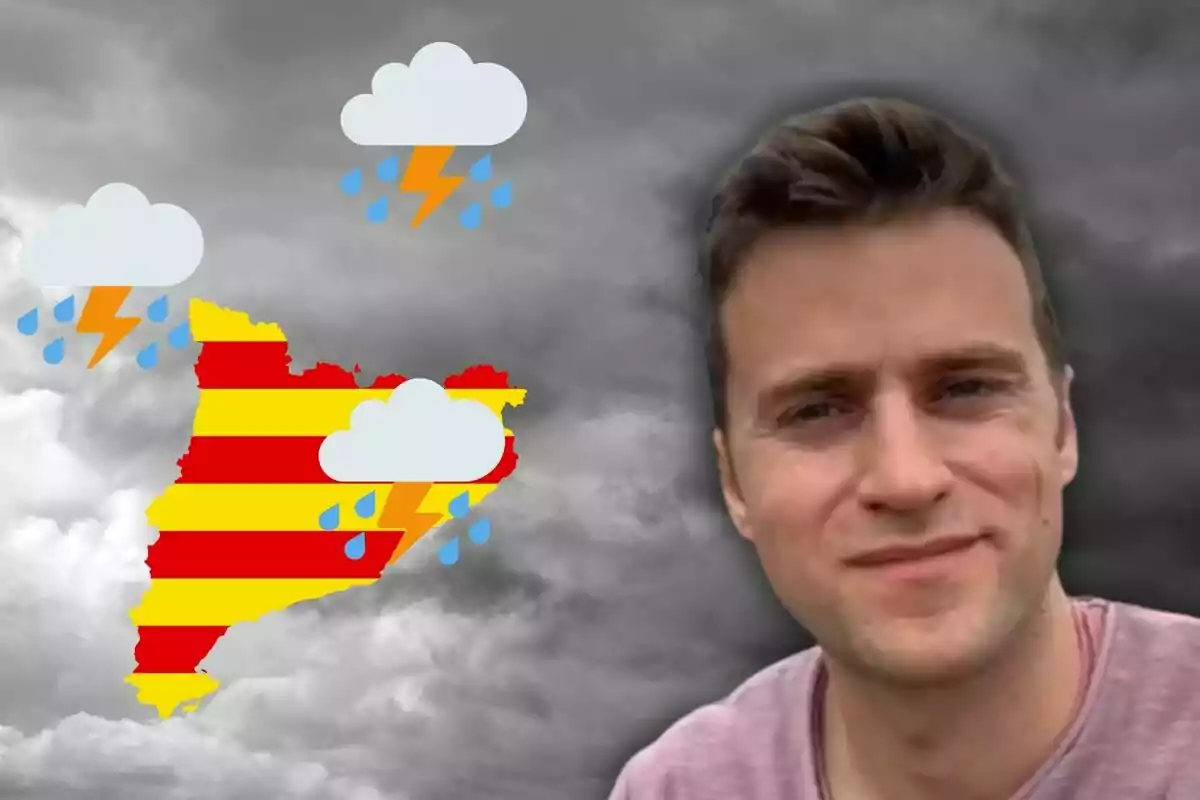 Home jove amb samarreta rosa sobre un fons de núvols grisos al costat d’un mapa de Catalunya amb icones de tempesta i pluja