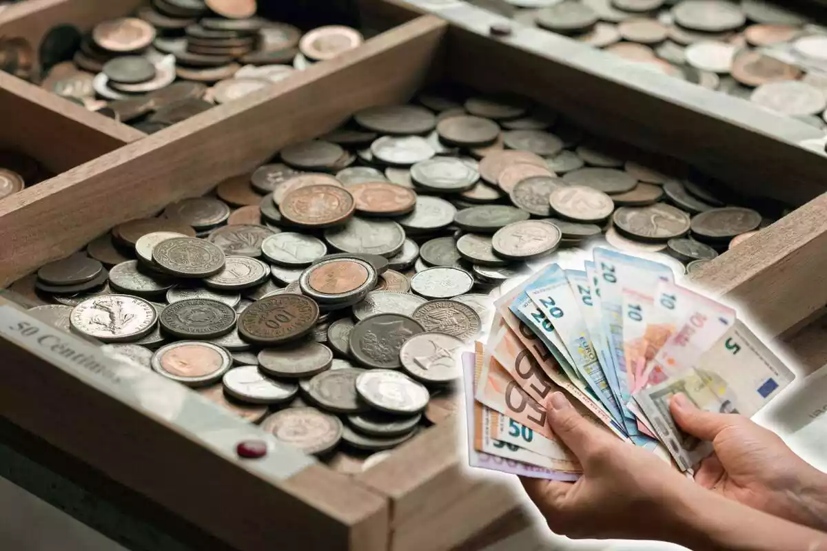 Muntatge de col·lecció de monedes i mans agafant bitllets d'euro