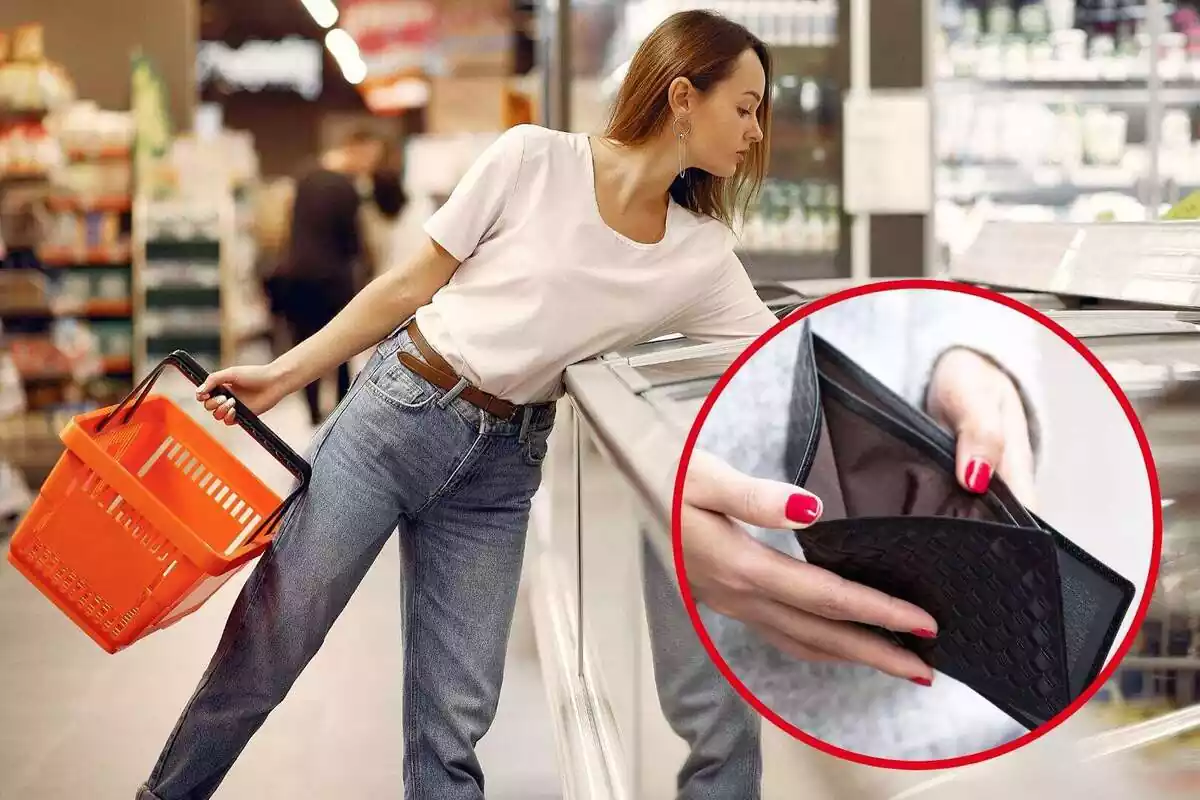 Muntatge d´una dona fent la compra i mostrant una cartera buida