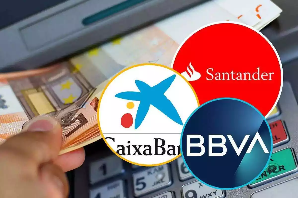 Muntatge dels logos dels bancs CaixaBank, BBVA i Banc Santander, damunt d'un caixer automàtic amb bitllets de 50 euros