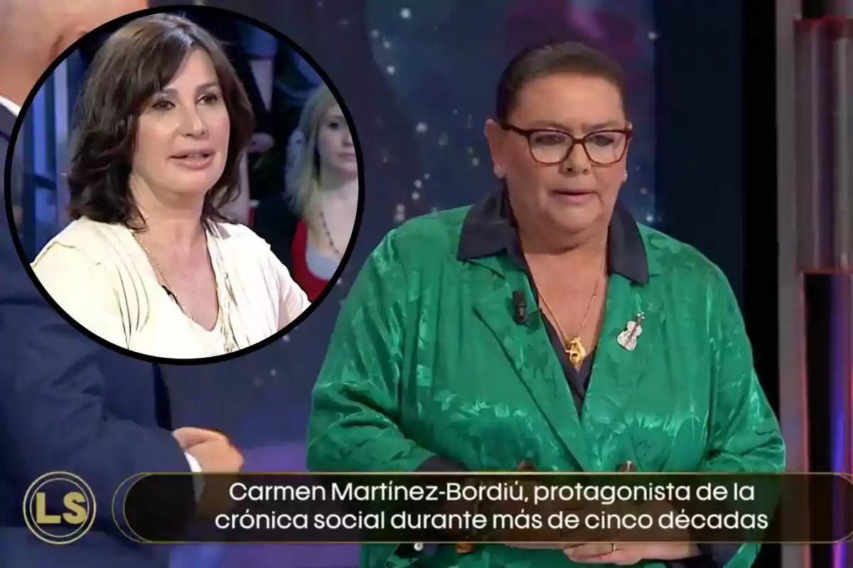 A la imatge es mostra dues dones en un programa de televisió, una d'elles està en un requadre circular i l'altra està dreta amb un micròfon, mentre a la part inferior es llegeix el text "Carmen Martínez-Bordiú, protagonista de la crònica social durant més de cinc dècades”.