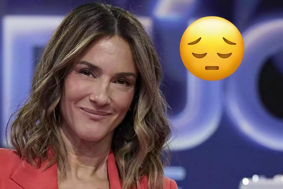 Imatge d'Elena Rodríguez somrient amb un emoji de cara trista al fons.