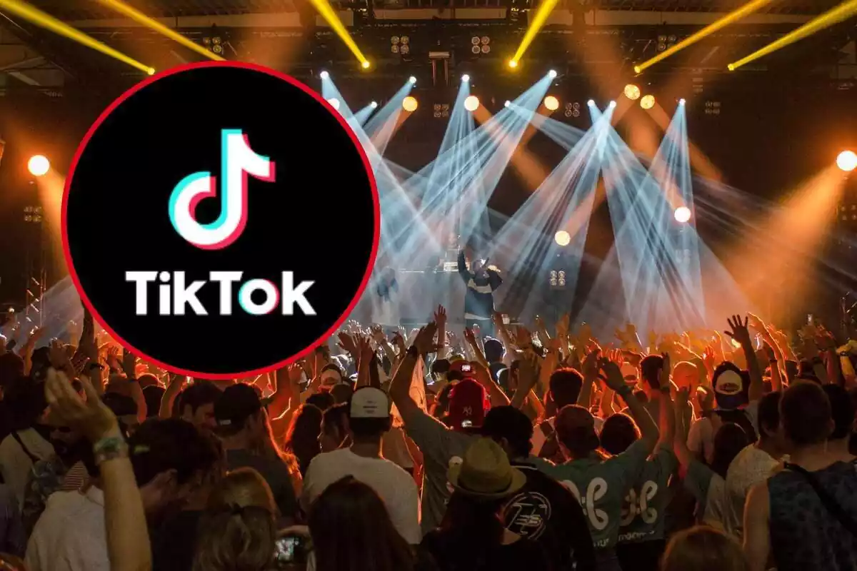 Muntatge d´un concert amb el fons de llums de color taronja i el logotip de Tiktok, una xarxa social