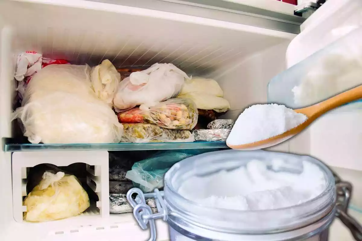 Muntatge amb un congelador obert ple de menjar i un pot de bicarbonat amb una cullera