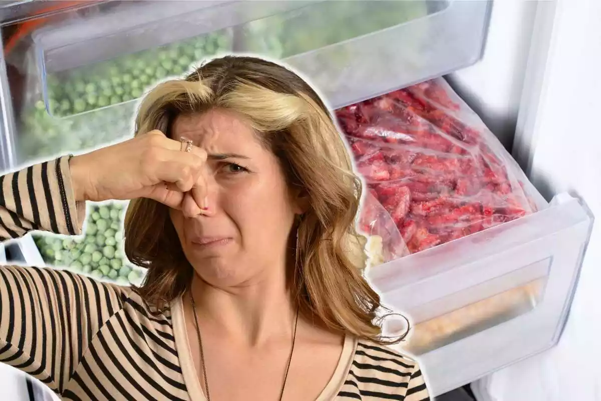 Muntatge amb el calaix d'un congelador obert i ple de menjar i una dona tapant-se el nas amb cara de fàstic