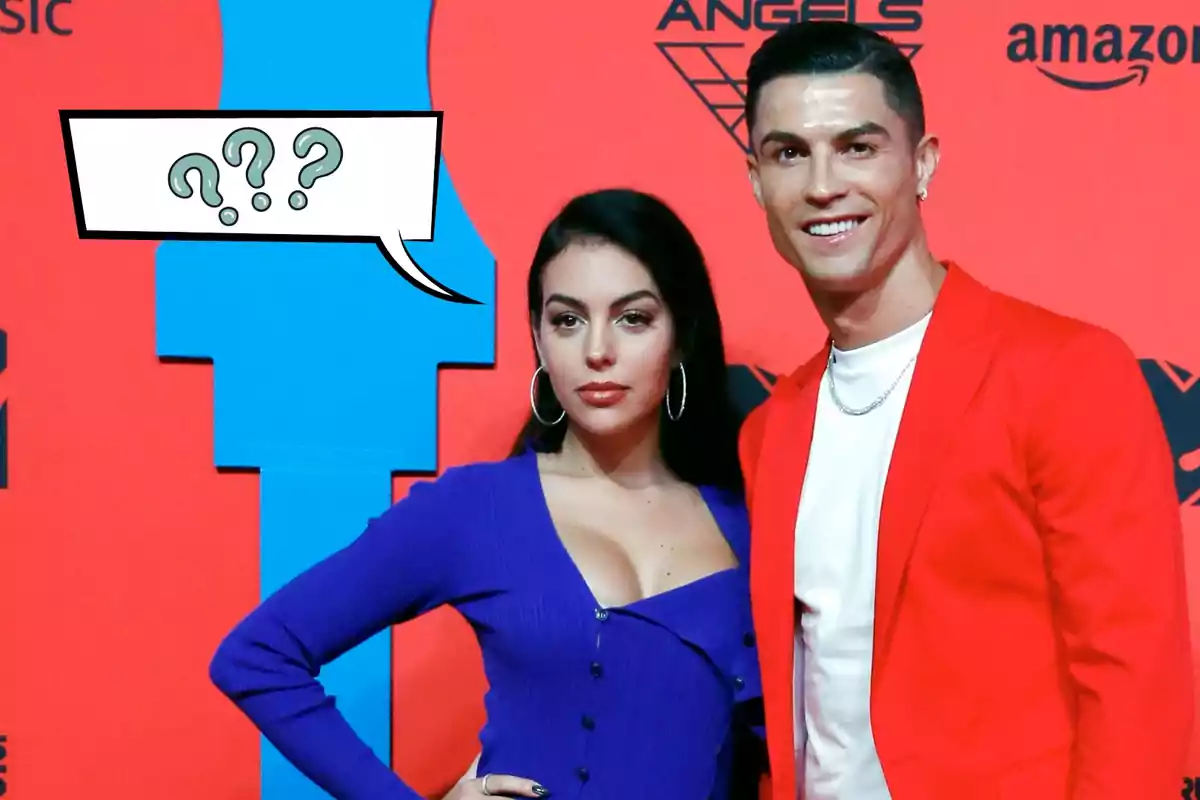 Cristiano Ronaldo i Georgina Rodríguez posant en un esdeveniment amb fons vermell i blau, amb un globus de diàleg que conté signes d'interrogació.