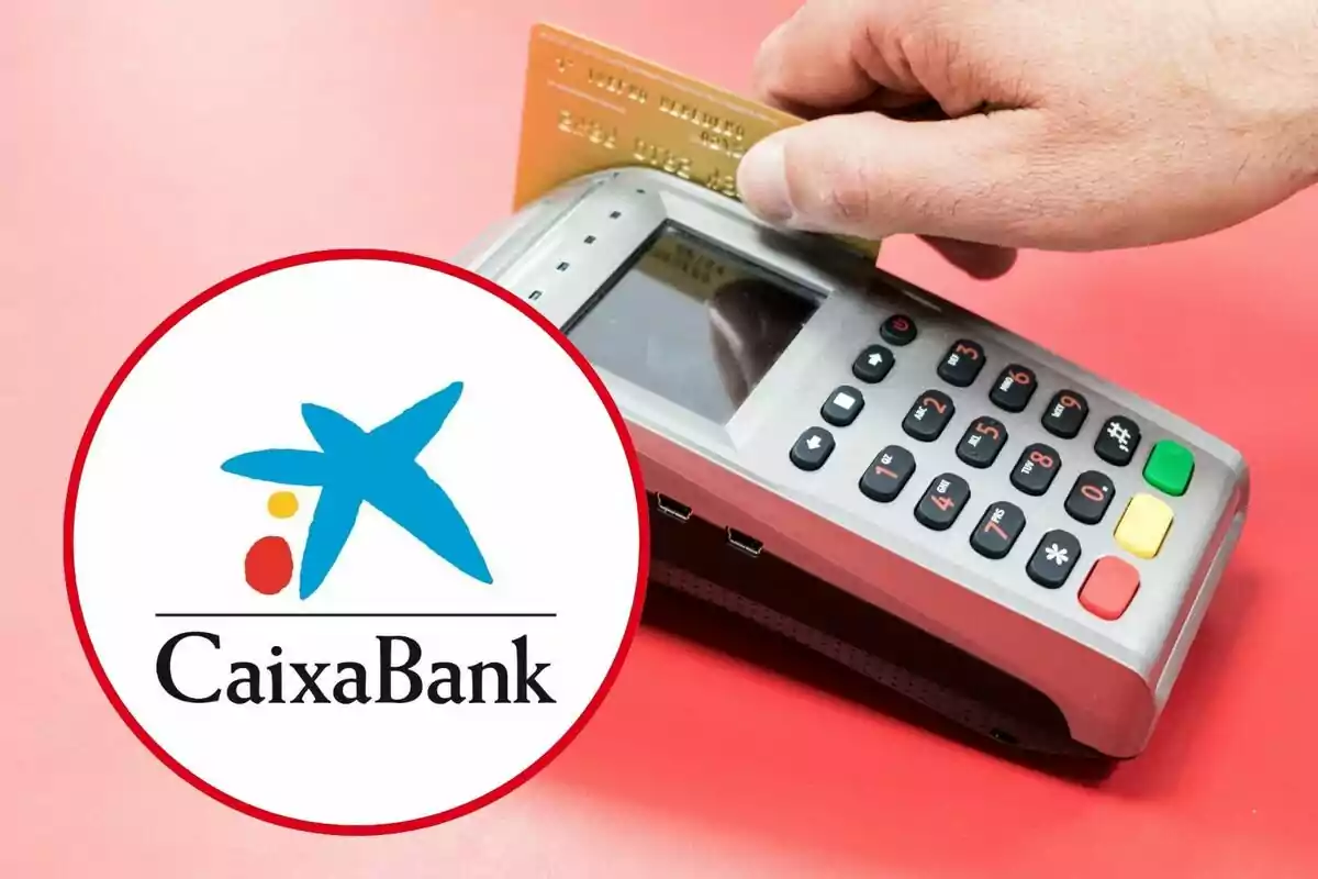 Una mà inserint una targeta en un terminal de pagament amb el logotip de CaixaBank en primer pla.