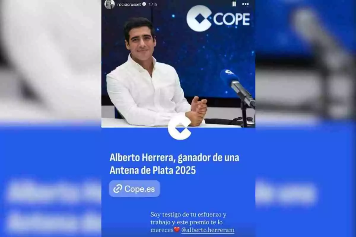 Alberto Herrera amb camisa blanca assegut en una taula de ràdio amb un micròfon blau de COPE i un fons blau, acompanyat d’un text que el felicita per guanyar una Antena de Plata 2025 Alberto Herrera amb camisa blanca assegut en una taula de ràdio amb un micròfon blau de COPE i un fons blau, acompanyat d’un text que el felicita per guanyar una Antena de Plata 2025
