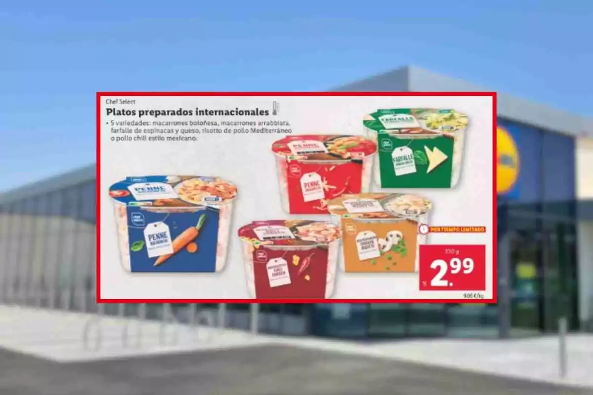 Promoció de plats preparats internacionals de diferents sabors en envasos de colors amb un preu de 2,99 euros davant d’una botiga Lidl desenfocada. Promoció de plats preparats internacionals de diferents sabors en envasos de colors amb un preu de 2,99 euros davant d’una botiga Lidl desenfocada.