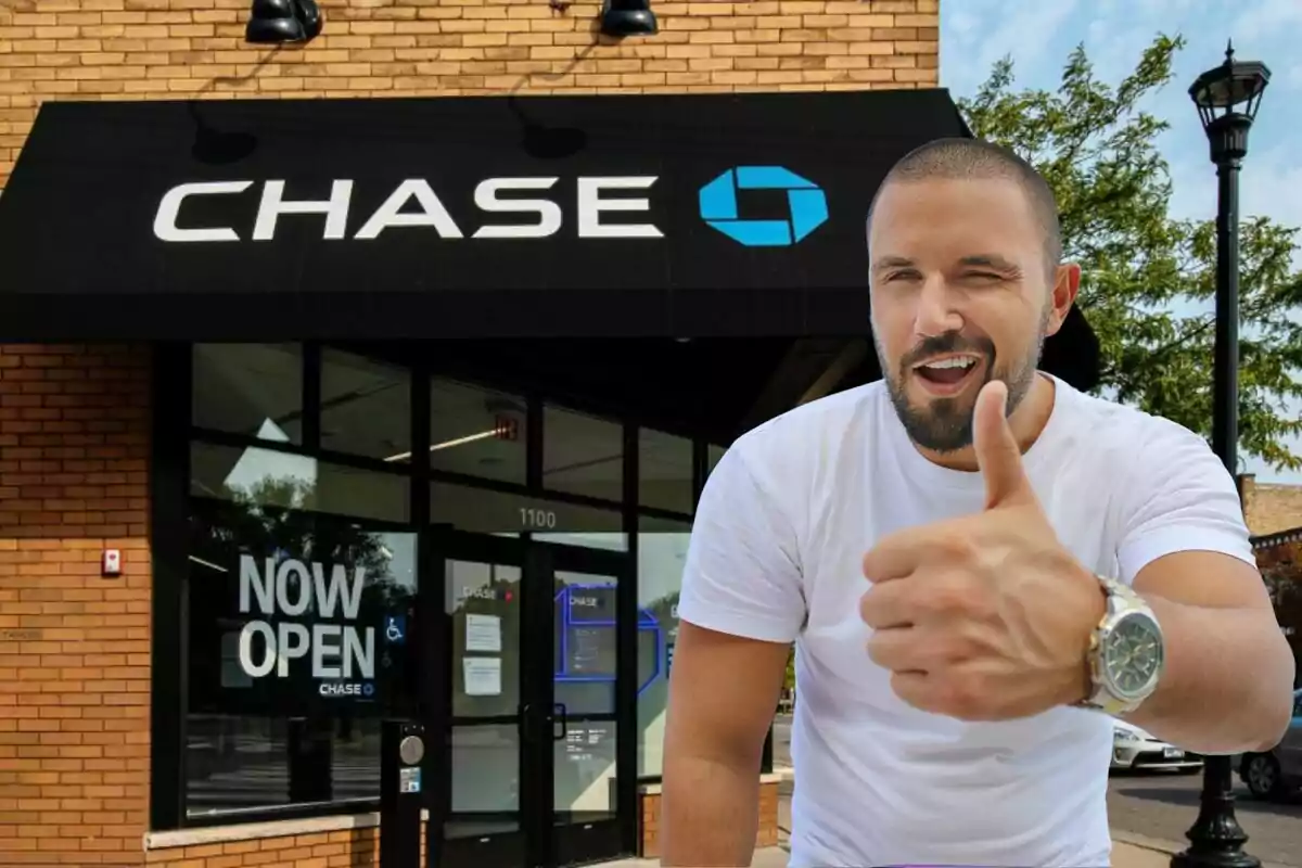 Un home amb samarreta blanca fa un gest d'aprovació davant d'una sucursal de Chase.