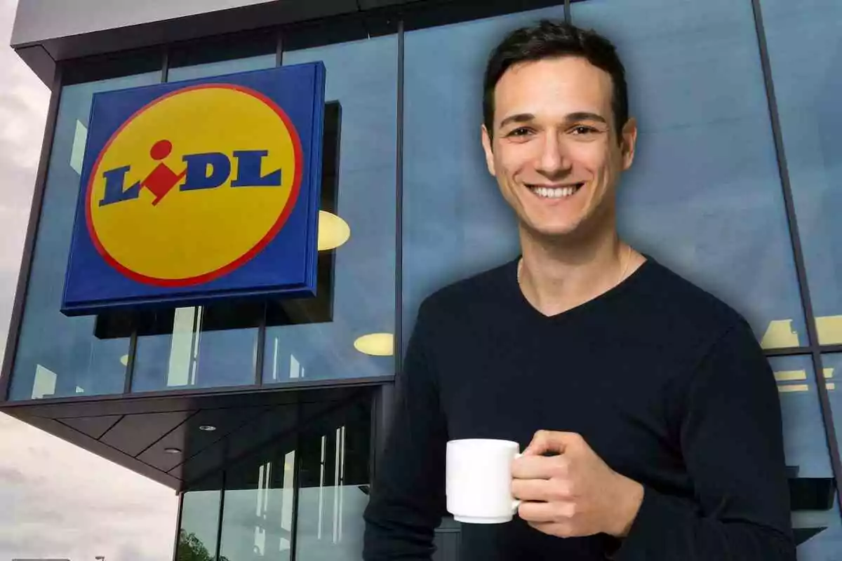 Home somrient sostenint una tassa de cafè davant d'una botiga Lidl