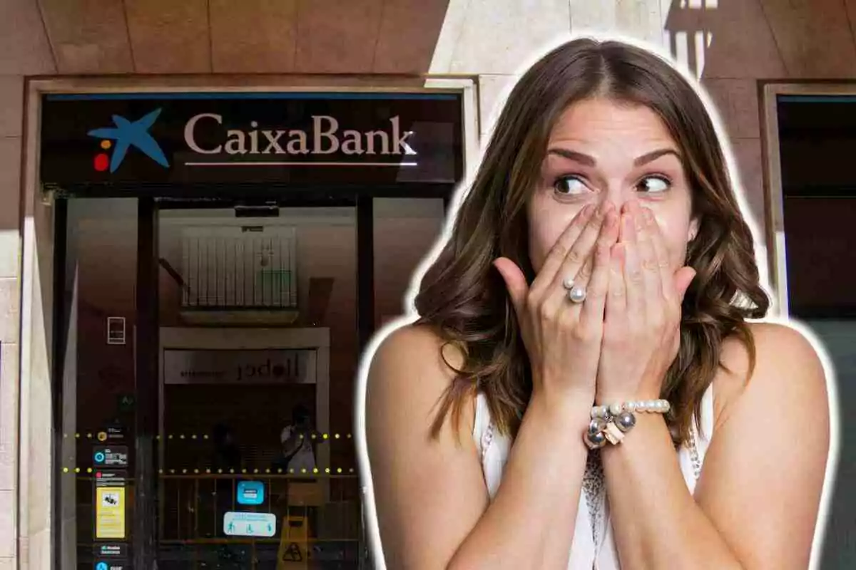 Dona amb expressió de sorpresa cobrint-se la boca davant d’una sucursal de CaixaBank