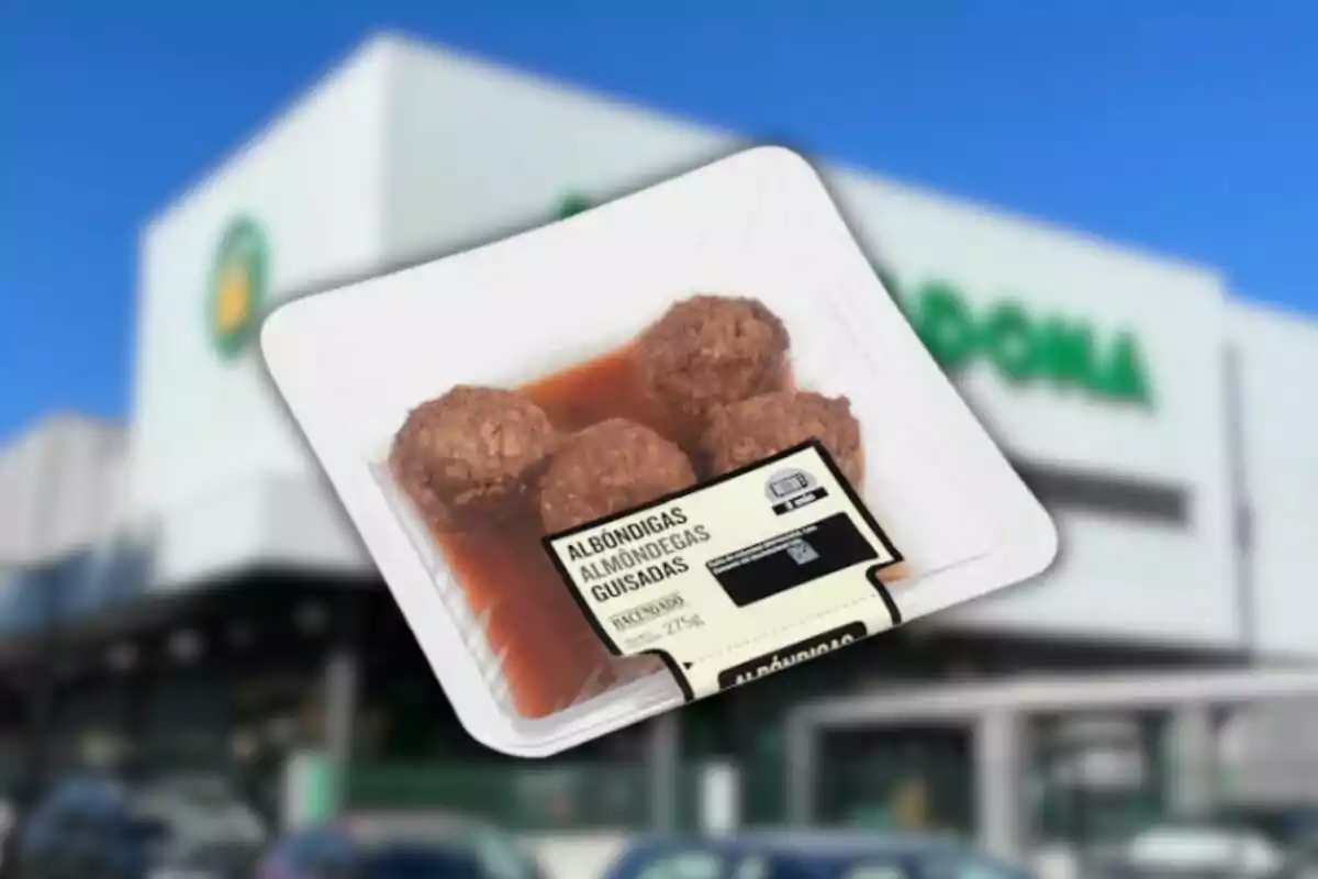 Un paquet de mandonguilles guisades de Mercadona davant d'un supermercat. Un paquet de mandonguilles guisades de Mercadona davant d'un supermercat.