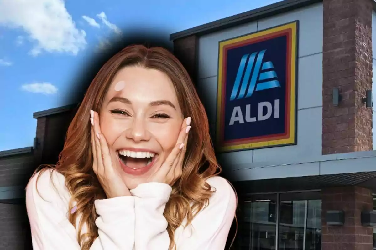 Una persona somrient davant d'un supermercat Aldi.