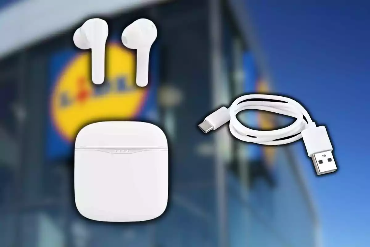 Auriculars sense fils blancs de Lidl amb estoig de càrrega i cable USB davant d'un edifici amb un logotip borros. Auriculars sense fils blancs de Lidl amb estoig de càrrega i cable USB davant d'un edifici amb un logotip borros.
