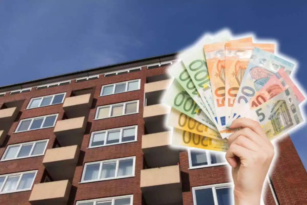 Muntatge de fotos d'un bloc de pisos i al costat una mà subjectant diversos bitllets d'euros