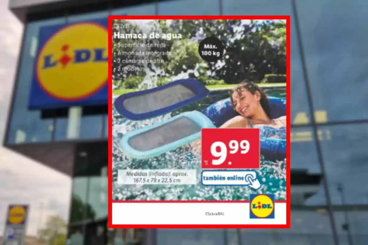 Publicitat d’una hamaca d’aigua en oferta per 9,99 euros a Lidl amb una persona gaudint a la piscina i el logotip de la botiga al fons. Publicitat d’una hamaca d’aigua en oferta per 9,99 euros a Lidl amb una persona gaudint a la piscina i el logotip de la botiga al fons.