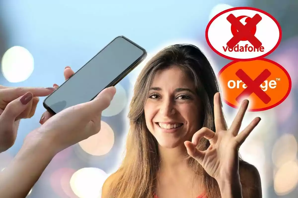 Dona somrient fent un gest d'aprovació amb la mà, mentre una altra persona sosté un telèfon mòbil, amb els logotips de Vodafone i Orange ratllats al fons.