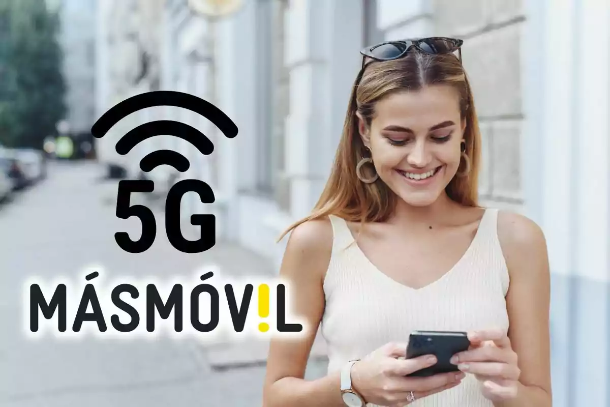 Dona somrient mentre utilitza el seu telèfon mòbil amb el logotip de 5G i MÀSMÒBIL superposat.