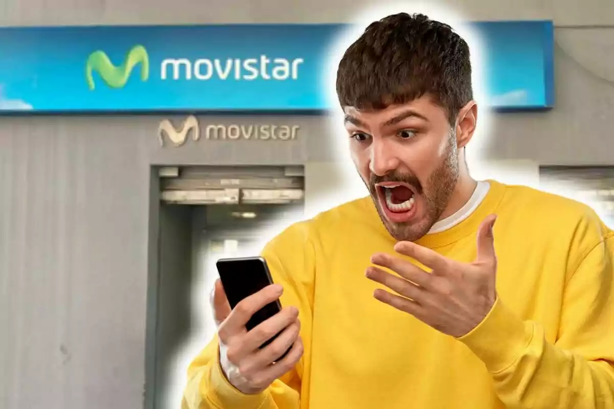 Home amb expressió de sorpresa o enuig mirant el telèfon davant una botiga de Movistar.